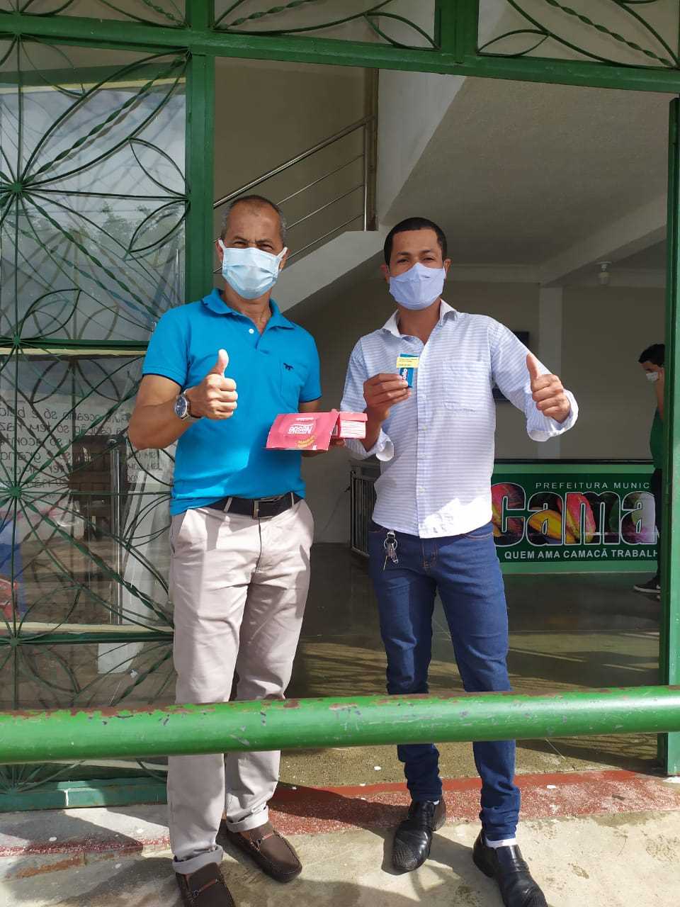Camacã: Prefeito Paulo do Gás recebe funcionários com bombons
